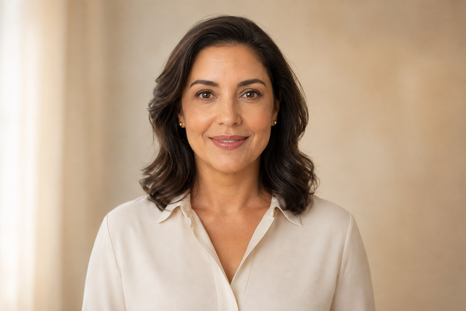 Clara, a concierge e biógrafa digital da VozViva®, sorrindo em retrato com luz quente